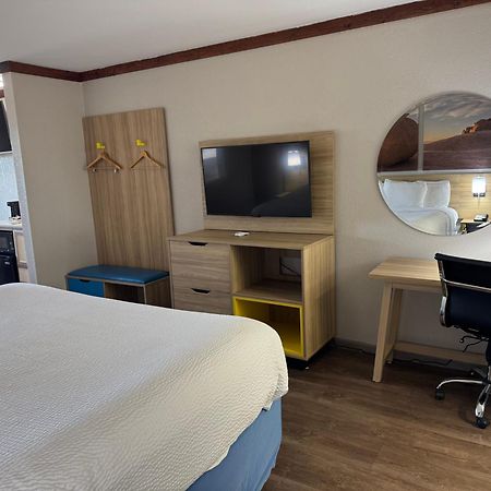 Days Inn By Wyndham Suites Fredericksburg Eksteriør billede