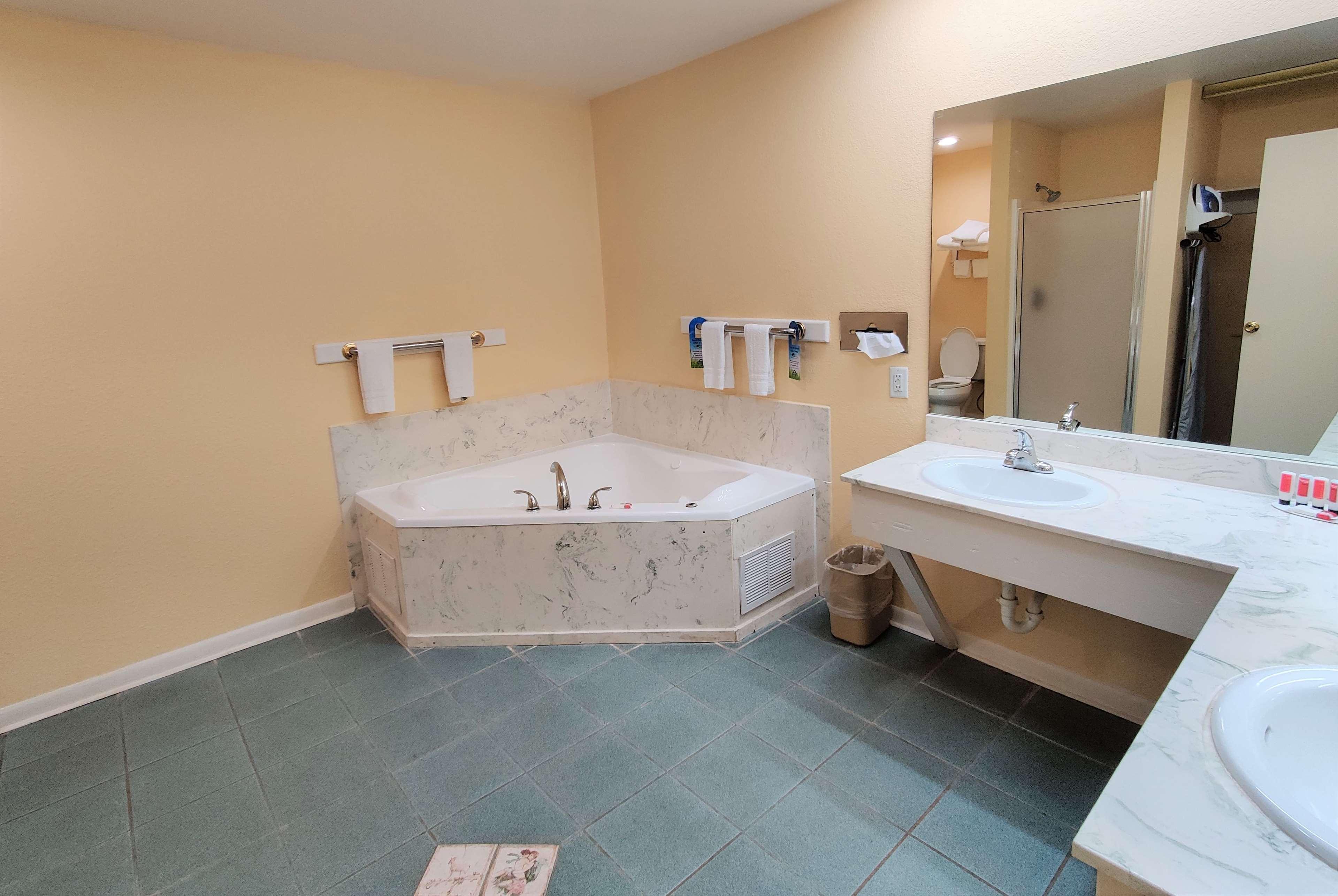 Days Inn By Wyndham Suites Fredericksburg Eksteriør billede
