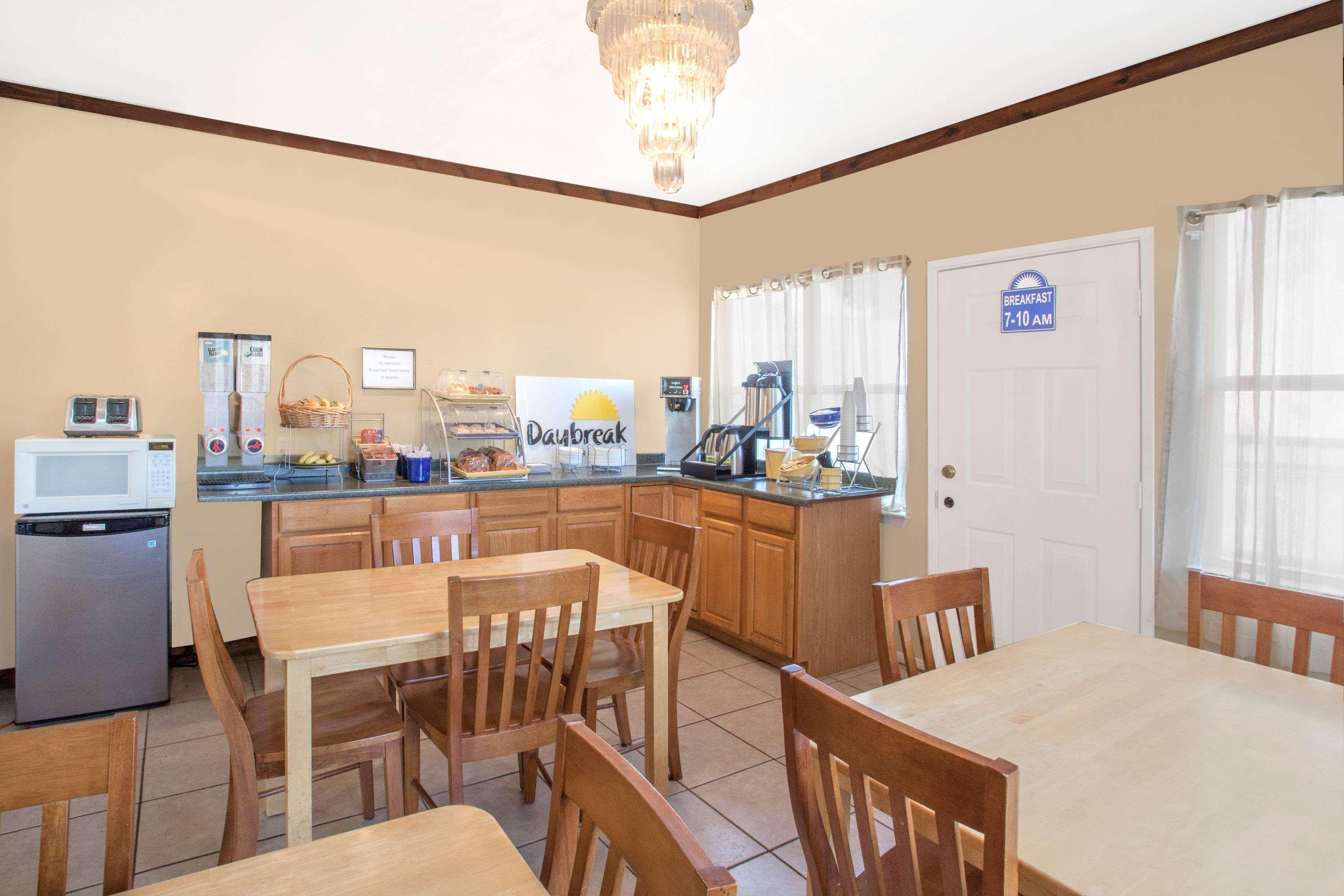 Days Inn By Wyndham Suites Fredericksburg Eksteriør billede