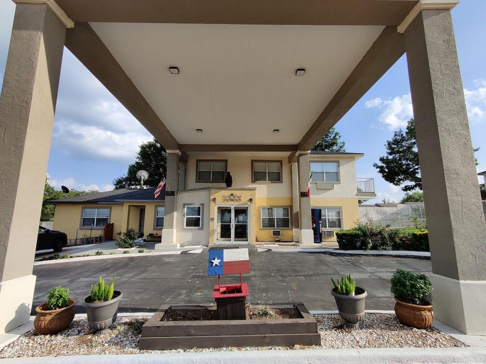 Days Inn By Wyndham Suites Fredericksburg Eksteriør billede