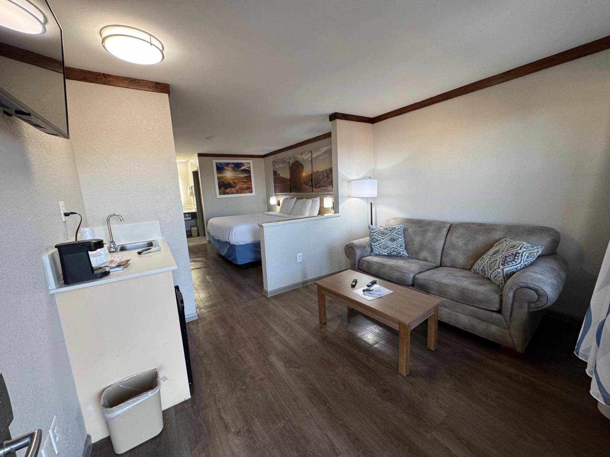 Days Inn By Wyndham Suites Fredericksburg Eksteriør billede